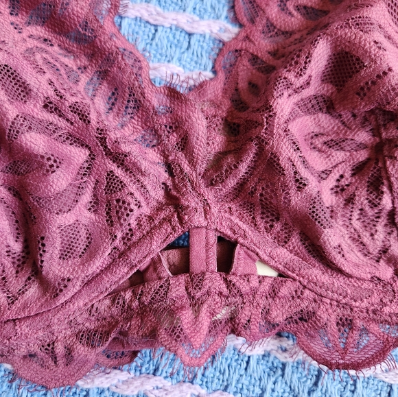 Victoria's Secret Medium Bra - Picture 2 of 6
